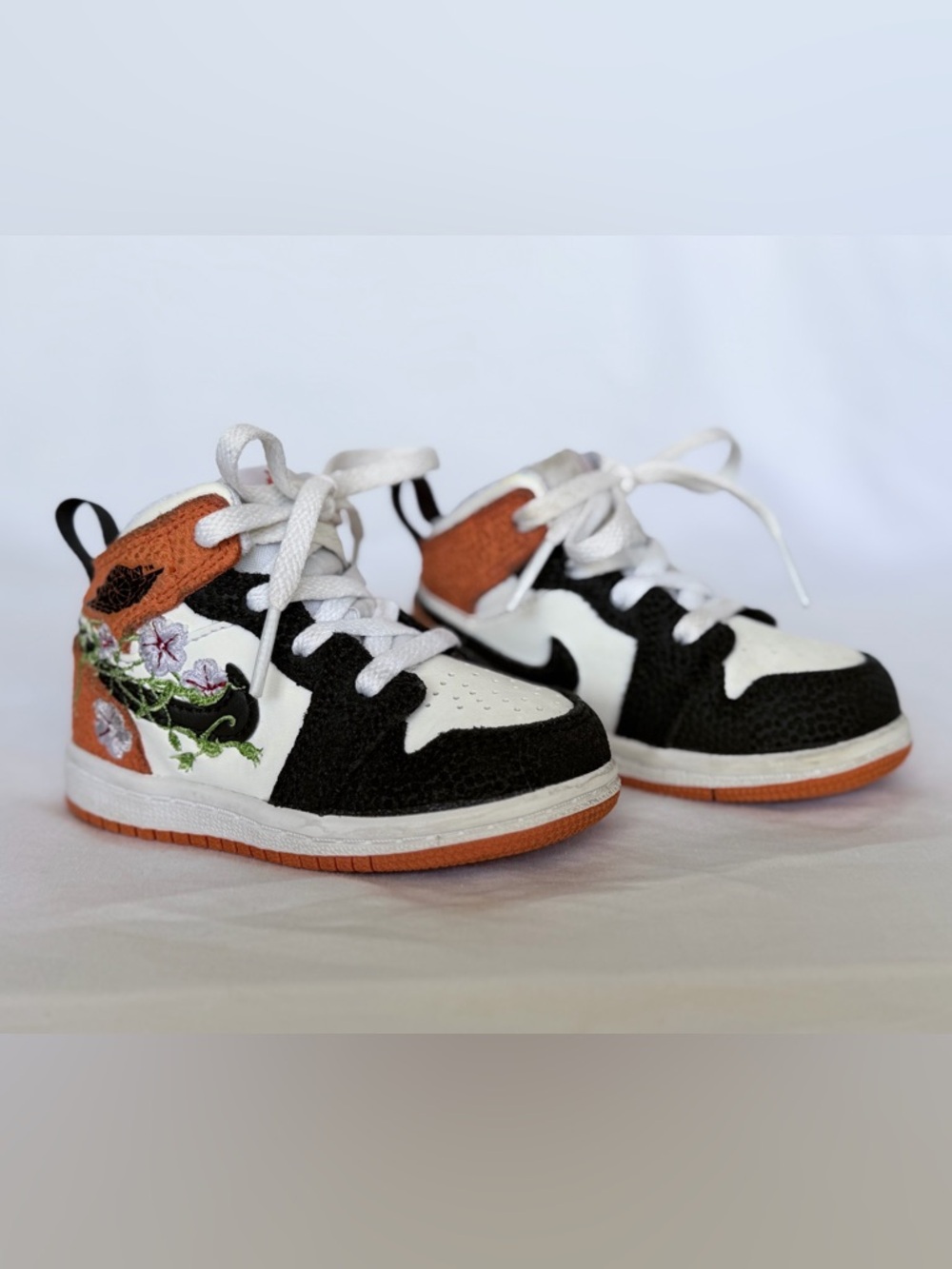 Jordan Kids Low-Top Sneakers in White, Black & Orange